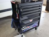 une photo d'un chariot à outils dans un garage
