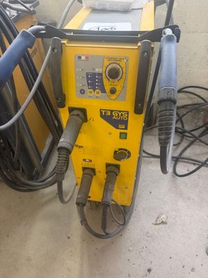 a machine that is sitting on the floor in the garage
