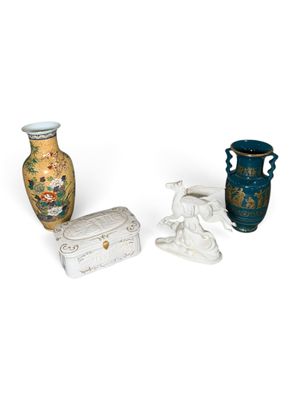 trois vases placés l'un à côté de l'autre