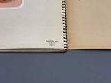 un livre ouvert sur lequel figure le portrait d'une femme