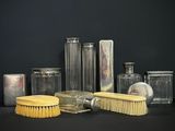 beaucoup de bocaux en verre et de pinceaux sur la table