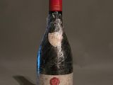 une bouteille de vin posée sur une table