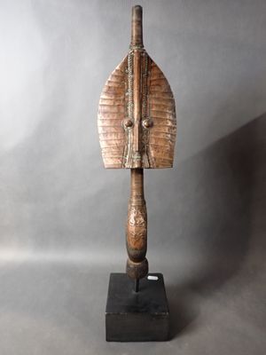 Reliquaire style MAHONGWE KOTA, bois et lamelles de cuivre, …