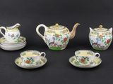 service à thé et à café en porcelaine composé de cinq pièces, comprenant une théière, une soucoupe, des tasses et des soucoupes