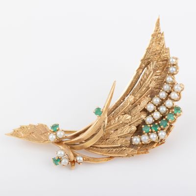 Broche "feuille" émeraudes, et demi-perles, monture or textu…