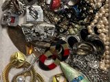 une boîte remplie de bijoux assortis sur une table