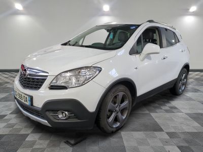 la voiture blanche est garée dans la pièce au sol en damier