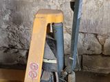 une photo montrant une fourche et une palette dans un garage