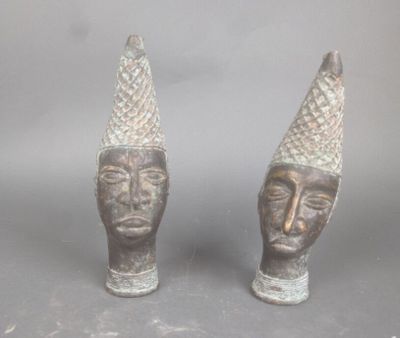 deux statues d'hommes portant chacun un chapeau sur la tête
