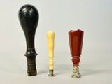trois types de vases différents posés sur une table