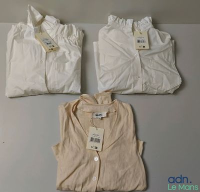 deux chemises et un pantalon posés sur une table