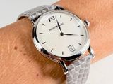 une montre-bracelet en argent au poignet d'une personne