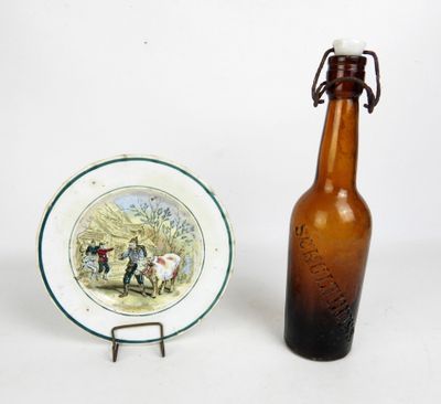 une bouteille et une assiette posées l'une à côté de l'autre sur une table