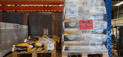 une grande pile de boîtes sur une palette dans un entrepôt