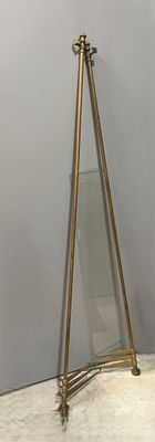 un miroir posé par terre à côté d'un miroir accroché au mur