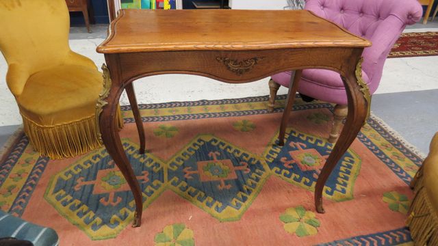 Table de milieu pieds courbe, H : 72 x 88 x 57