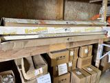 de nombreuses caisses sur une étagère dans un entrepôt
