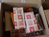 une boîte en carton remplie de boîtes et une paire de ciseaux
