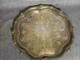 un plat ancien en argent orné d'un motif floral