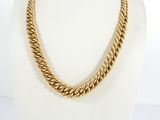 un collier à chaîne en or sur un mannequin mannequin mannequin mannequin mannequin mannequin mannequin mannequin mannequin mannequin
