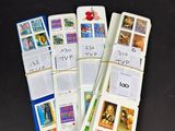 tout un tas de timbres de toutes sortes posés sur une table