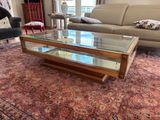 une table basse avec un plateau en verre dans un salon