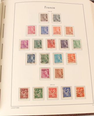 un livre sur lequel figurent des images de différents timbres