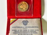 une petite boîte rouge contenant une pièce d'or