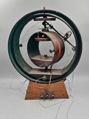 239 / SS tble rge / Objet électrique scientifique avec…