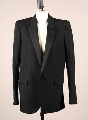 un smoking noir sur un mannequin, un mannequin, un mannequin, un mannequin, un mannequin, un mannequin, un mannequin, un mannequin