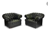 paire de fauteuils Chesterfield en cuir noir, avec accoudoirs capitonnés et boutons