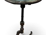 une image représentant une petite table avec un plateau en métal