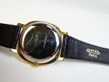 une montre posée sur un bracelet en cuir noir