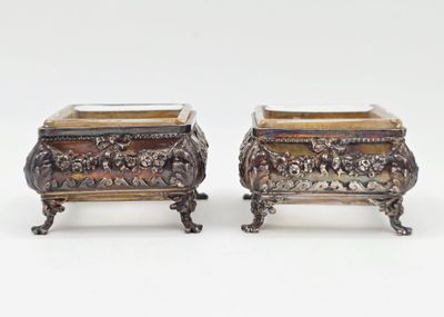 paire de boîtes anciennes en métal argenté ornées de motifs floraux