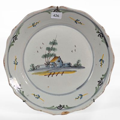 une assiette sur laquelle est représentée une maison