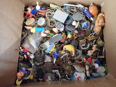 une boîte en carton remplie de différents types de porte-clés