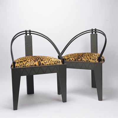 paire de chaises Art déco dont les assises sont recouvertes d'un tissu à imprimé léopard