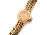 une photo d'une montre-bracelet pour femme montée sur un bracelet en or