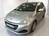 La voiture argentée est garée dans la salle blanche de l'immeuble.