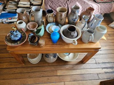 de nombreuses tasses et bols posés sur une table dans le salon