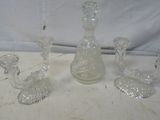trois vases en verre posés sur une table l'un à côté de l'autre