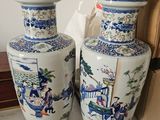 deux vases posés sur une table