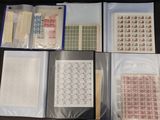 Plusieurs types de timbres sont disposés sur une table