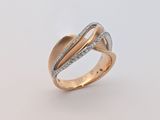 gros plan d'une bague en or avec des diamants sur fond blanc