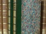 deux livres posés l'un à côté de l'autre sur une étagère