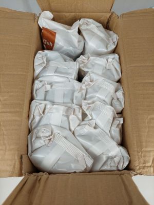 une boîte en carton remplie de sacs en tissu blanc