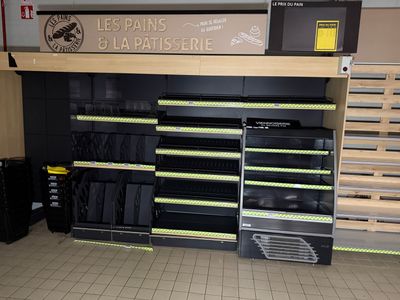 Etagère réfrigérée à viennoiseries et gondole à pain.