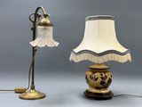 une paire de lampes de table anciennes avec des abat-jours blancs et un abat-jour noir et blanc