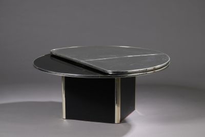 une image représentant une table noire avec un plateau en marbre sur fond gris