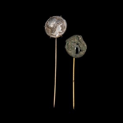 paire d'épingles à cheveux en argent et en or ornées d'une tête de cheval